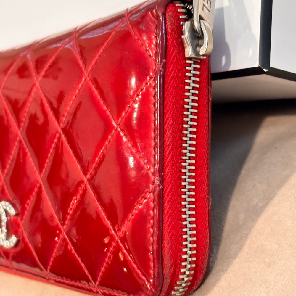 CHANEL Classic Red Quilted Patent Leather ‘Brilliant’ Zippy Long Wallet W/ Box - Picture 4 of 16